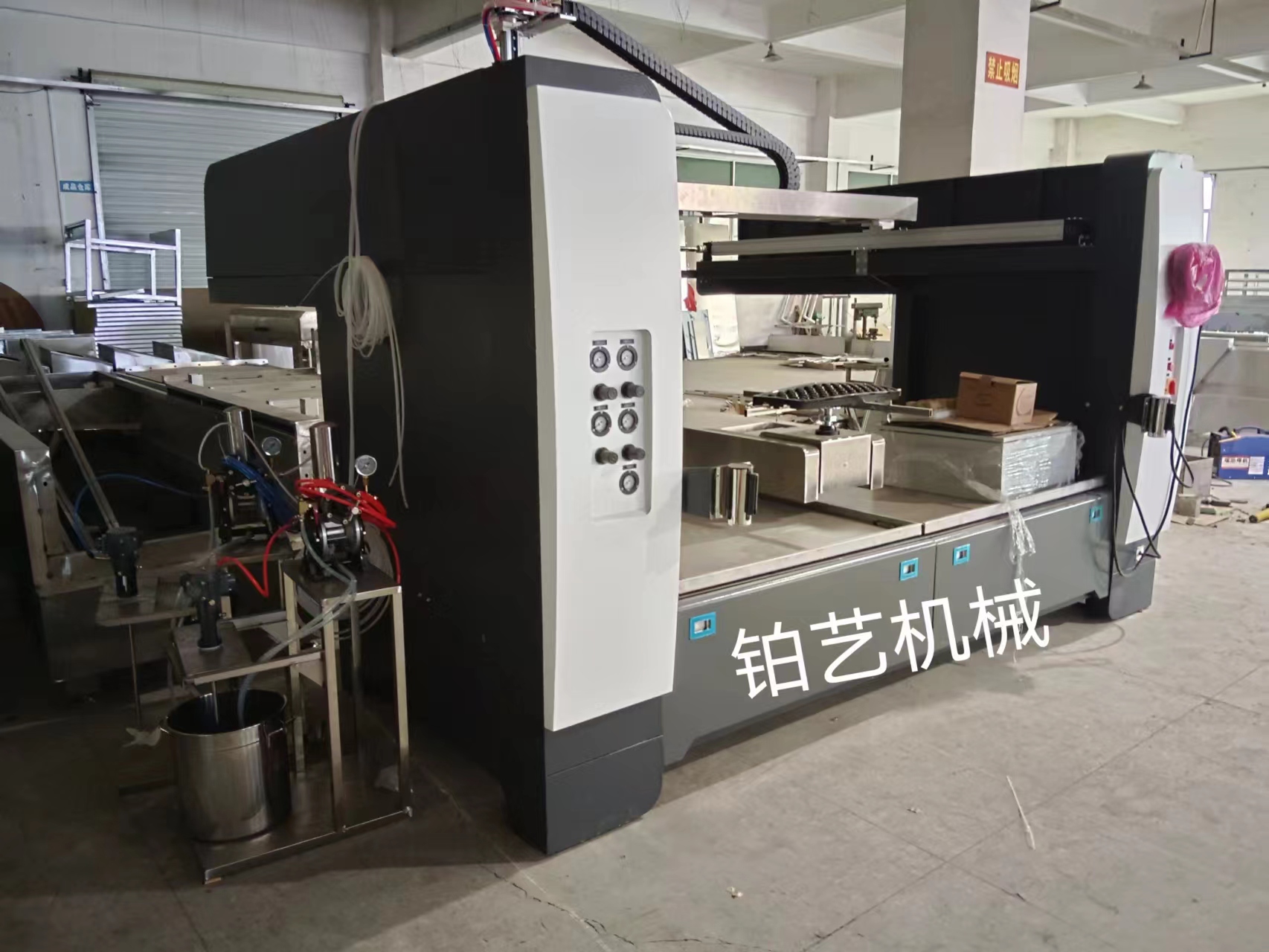 七軸自動往復(fù)噴涂機(jī) 七軸自動往復(fù)噴涂機(jī)